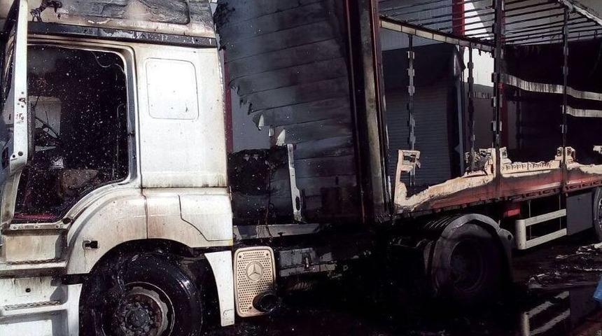 Plastik Tabak Y&uuml;kl&uuml; Tır K&uuml;l Oldu