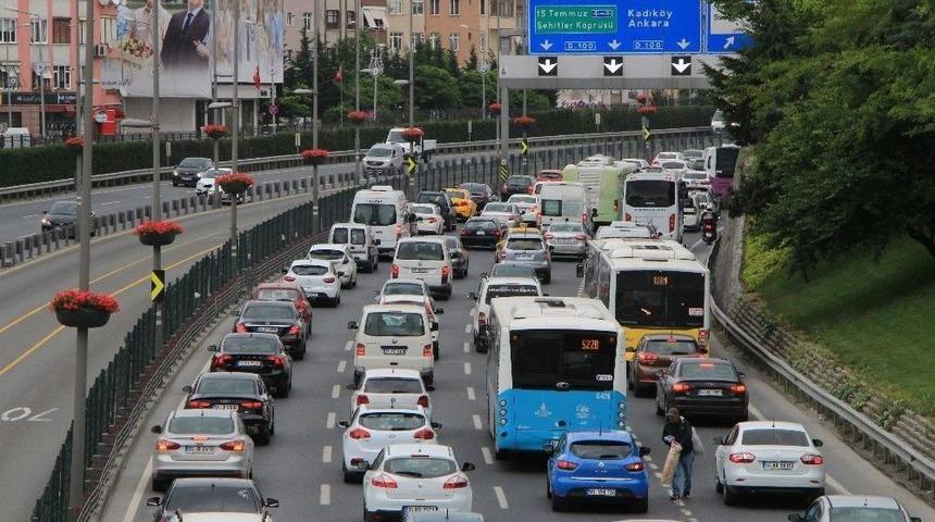 İstanbul&rsquo;da Bayram Tatili E-5&rsquo;i Durma Noktasına Getirdi