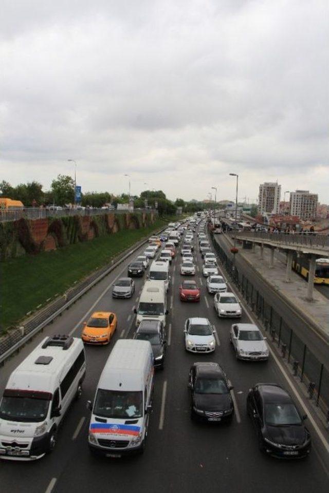 İstanbul&rsquo;da Bayram Tatili E-5&rsquo;i Durma Noktasına Getirdi 1