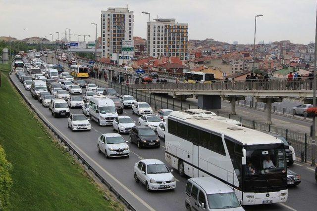 İstanbul&rsquo;da Bayram Tatili E-5&rsquo;i Durma Noktasına Getirdi 2