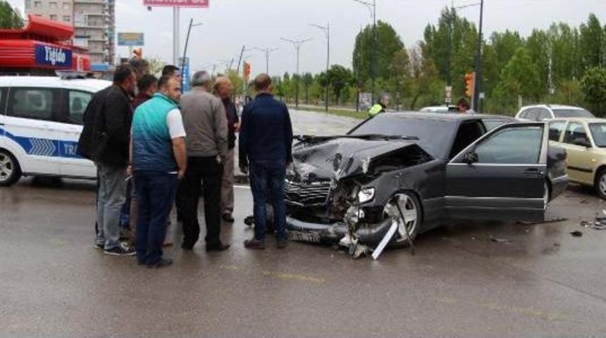 Sivas'ta Iki Otomobil &Ccedil;arpıştı: 4 Yaralı