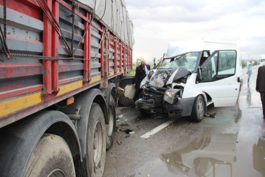 Kontrolden &Ccedil;ıkan Tır Karşı Şeride Ge&ccedil;erek Minib&uuml;se &Ccedil;arptı: 11 Yaralı