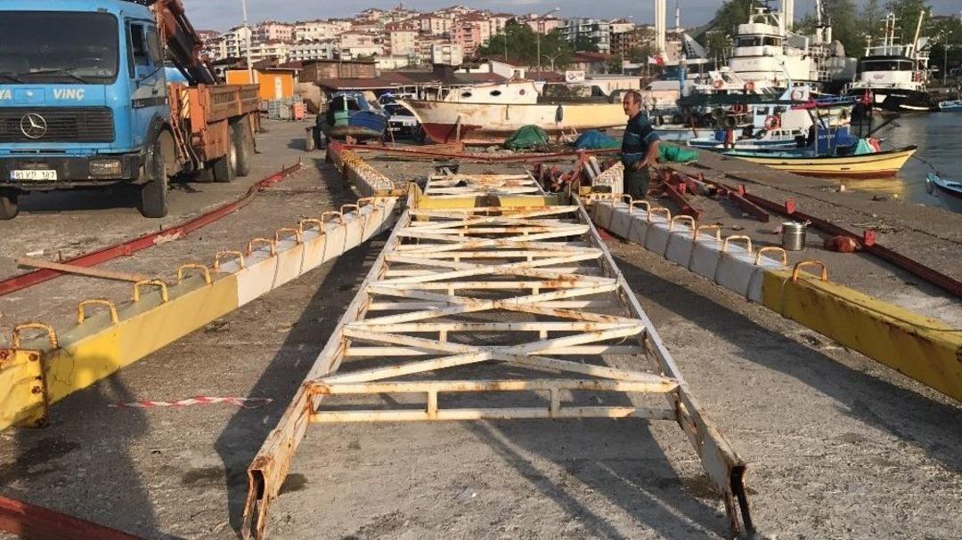 Demir Yığını Altında Kalan İş&ccedil;i Yaralandı