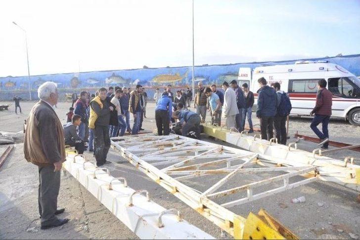 Demir Yığını Altında Kalan İşçi Yaralandı G5