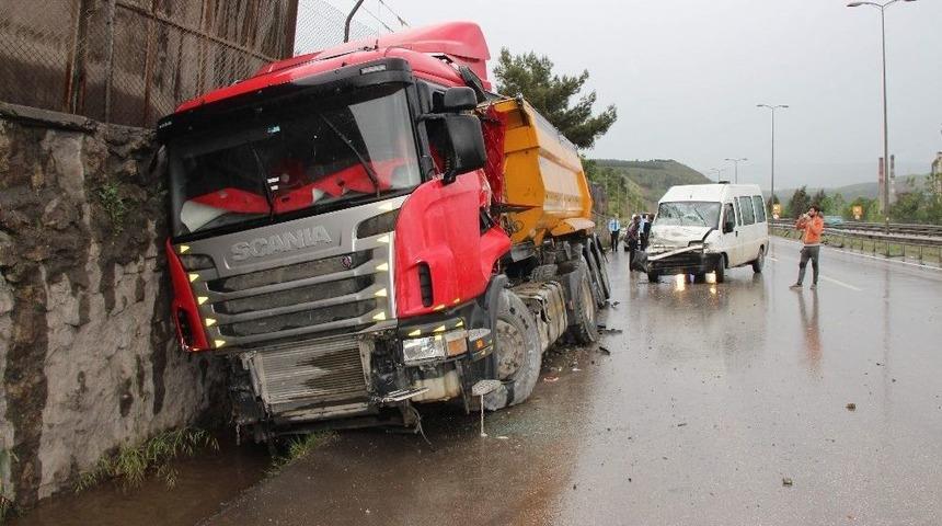 Karab&uuml;k&rsquo;te Trafik Kazası: 5 Yaralı