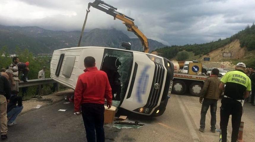 Isparta&rsquo;da Yolcu Minib&uuml;s&uuml; İle Kamyon &Ccedil;arpıştı: 18 Yaralı