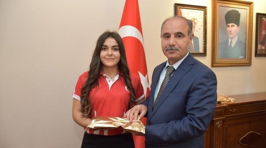 Şampiyon Sporculardan Vali Aktaş&rsquo;a Ziyaret