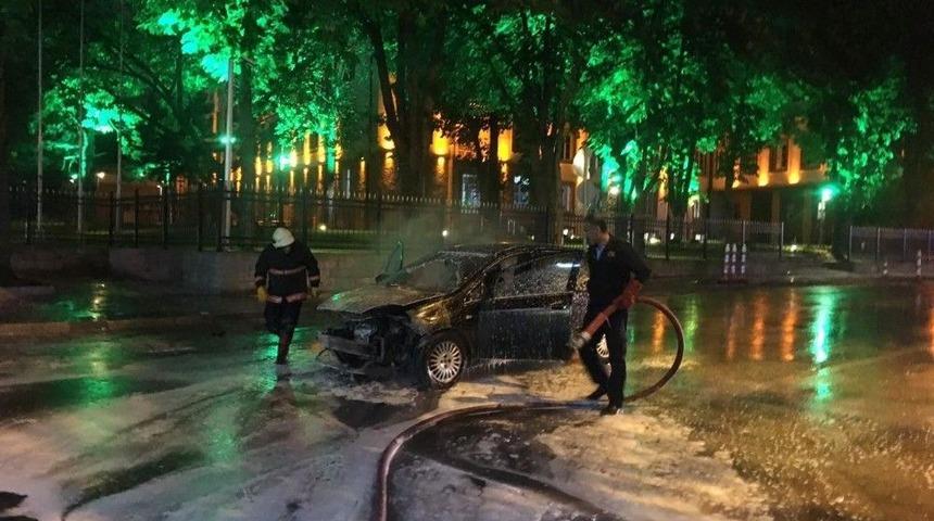 Başkent&rsquo;te Seyir Halindeki Otomobil Alev Alev Yandı