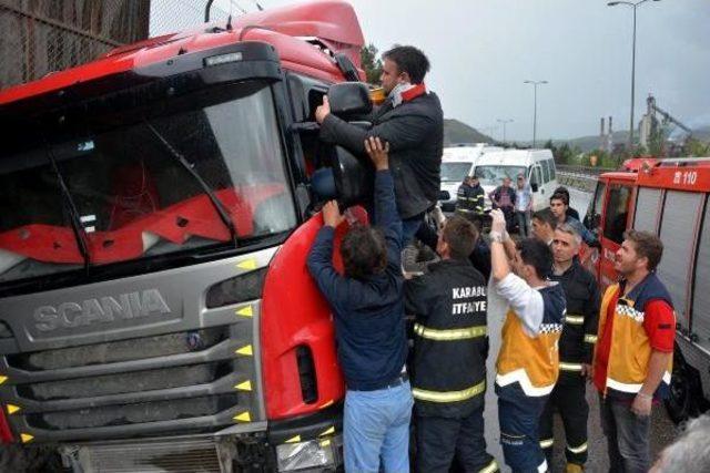 Karabük'te Minibüs Tır'a Çarptı: 5 Yaralı