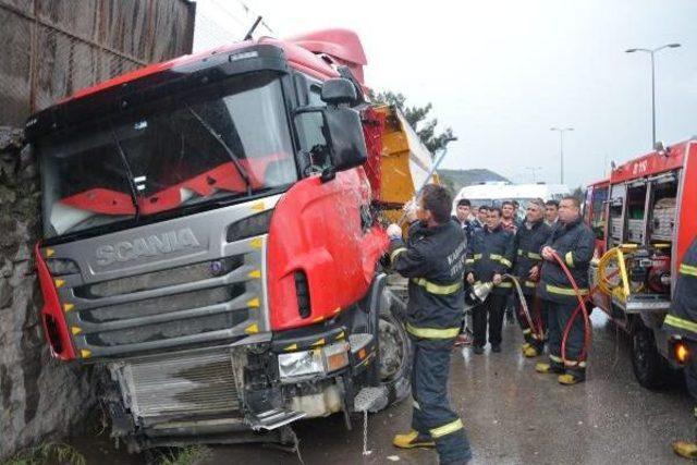 Karabük'te Minibüs Tır'a Çarptı: 5 Yaralı