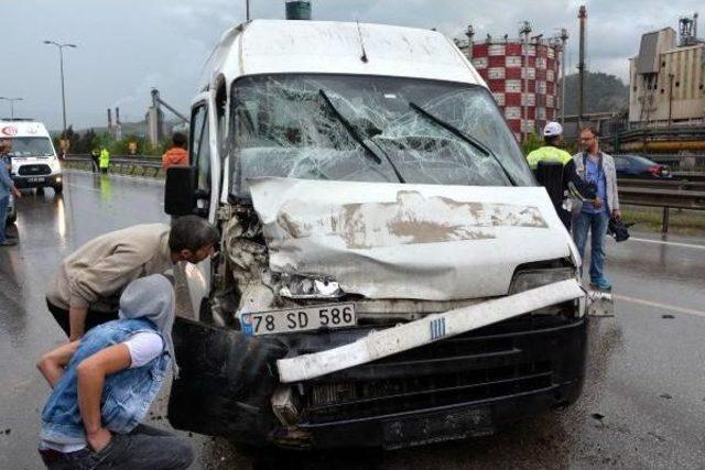 Karabük'te Minibüs Tır'a Çarptı: 5 Yaralı