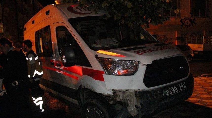 Elazığ&rsquo;da Ambulans İle Otomobil &Ccedil;arpıştı: 2 Yaralı