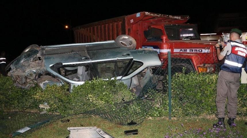 Otomobil Kamyona &Ccedil;arptı: 1&rsquo;i Ağır 5 Yaralı