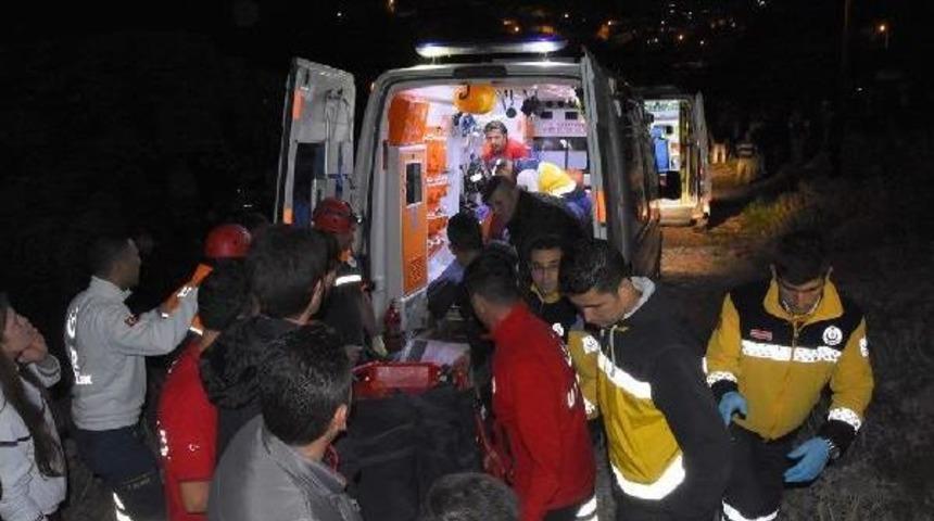 Liseli Yonca Ve Melek, El Ele Tutuşup U&ccedil;urumda Intihar Etti