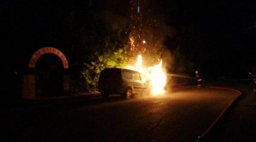 Park Halindeki 2 Ara&ccedil; Kundaklandı