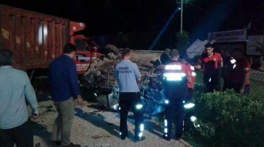 Park Halindeki Kamyona &Ccedil;arpan Otomobilde 5 Kişi Yaralandı