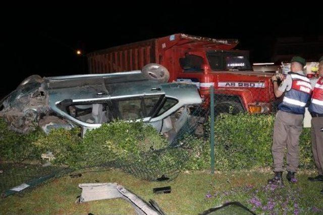 Park Halindeki Kamyona Çarpan Otomobilde 5 Kişi Yaralandı