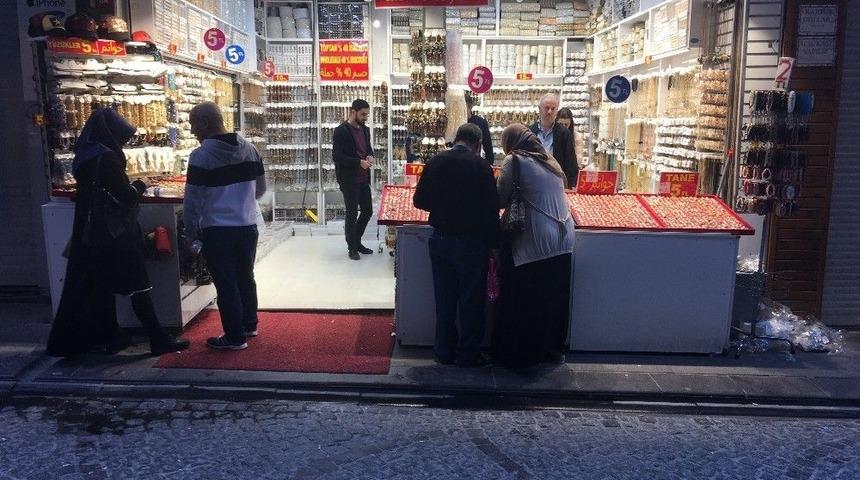 (&ouml;zel Haber) Fatih&rsquo;te Beş Bin Liralık Y&uuml;z&uuml;k Hırsızlığı