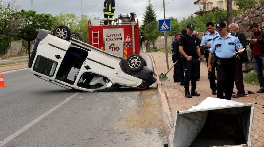&Ccedil;&ouml;p Konteynerine &Ccedil;arpan Otomobil Takla Attı: 2 Yaralı