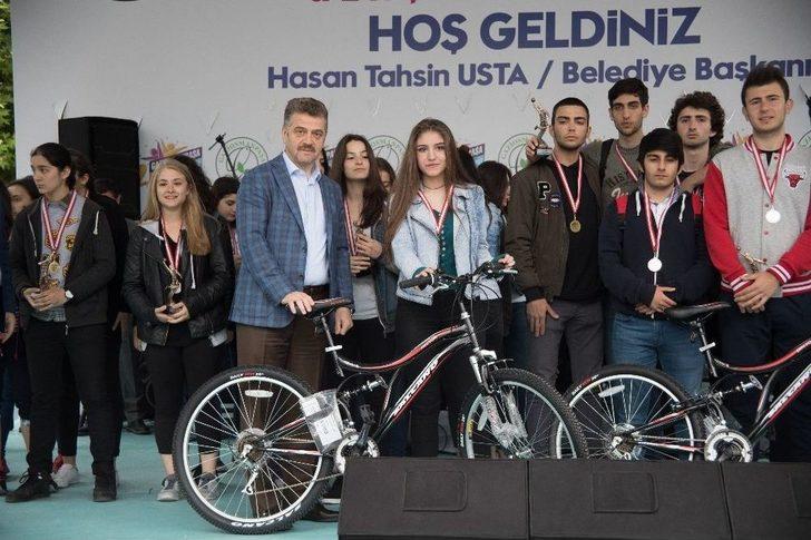 Başkan Usta’dan Başarılı Öğrencilere Bisiklet G3