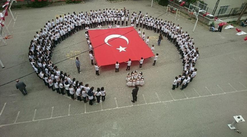 (&ouml;zel Haber) Y&uuml;zlerce &Ouml;ğrencinin Ay-yıldızlı İstiklal Marşı Coşkusu