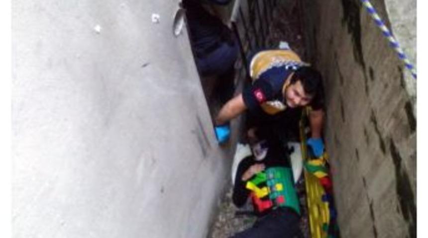 D&uuml;şen Yastığını Alırken Canından Oluyordu