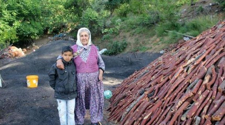 Odun K&ouml;m&uuml;r&uuml; Hazırlayarak Aile Ekonomisine Katkı Sağlıyor