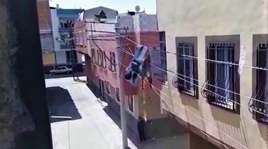 Elektrik Tellerine D&uuml;şen Halı Alev Aldı