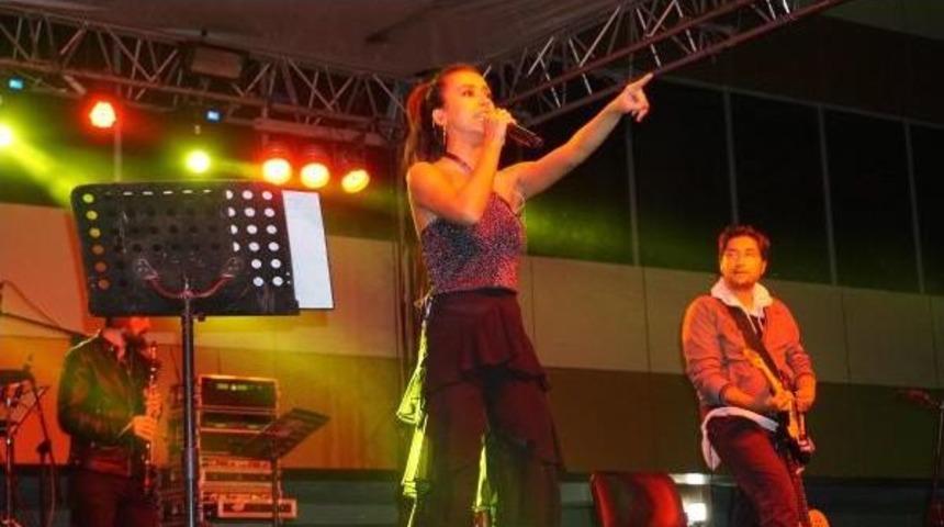 Tuğba Yurt, Keşan'da Konser Verdi