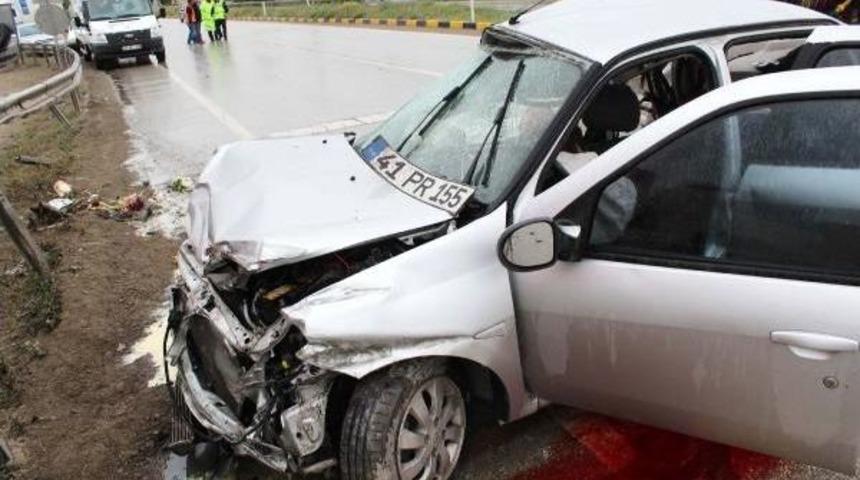 Kastamonu'da Otomobil Kamyonla &Ccedil;arpıştı: 3 &Ouml;l&uuml;