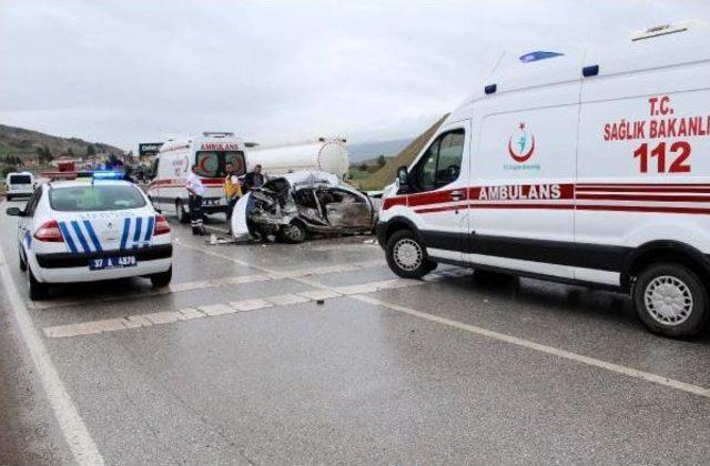 Kastamonu'da Otomobil Kamyonla Çarpıştı: 3 Ölü