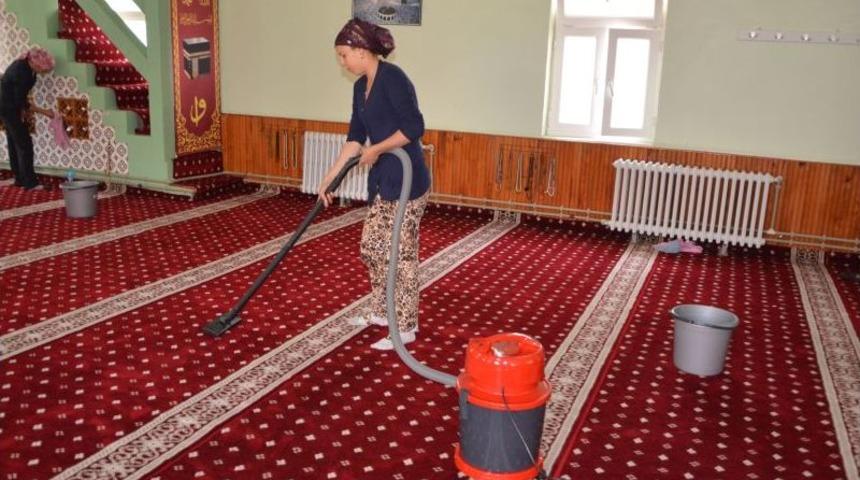 Camilere Ramazan Temizliği