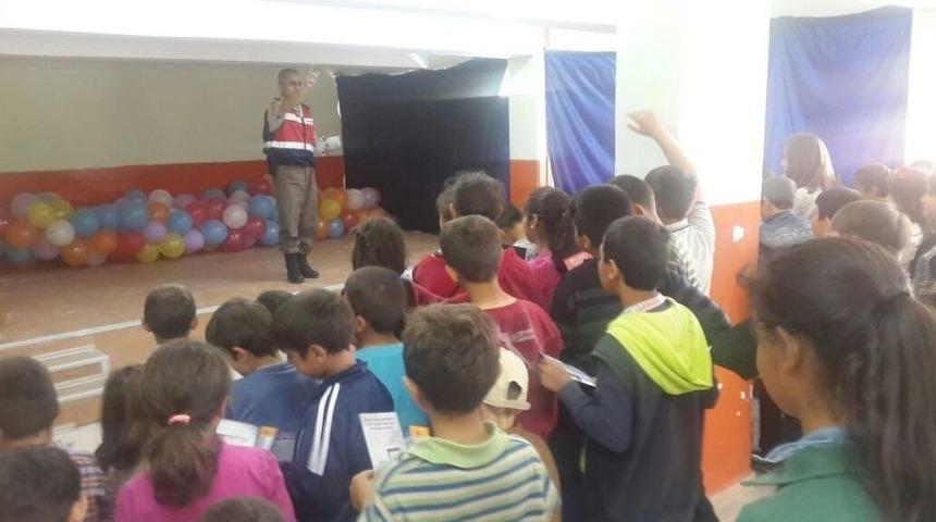 Trafik Haftası Nedeniyle K&uuml;mbetli &Ouml;ğrenciler Bilgilendirildi