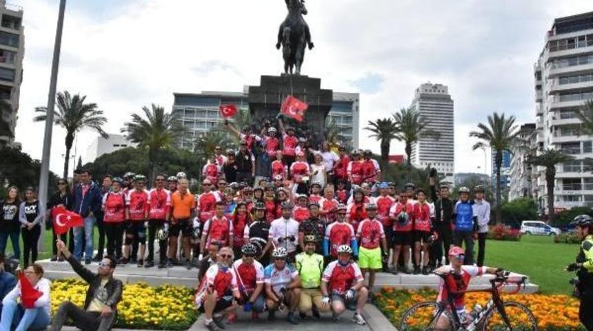 İzmir'deki 19 Mayıs T&ouml;reni Cumhuriyet Meydanı'nda Yapıldı
