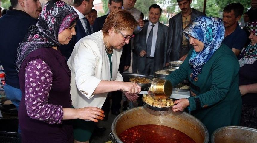 Konak&rsquo;ta K&uuml;tahyalılar&rsquo;dan Geleneksel Tirit Aşı Eğlencesi