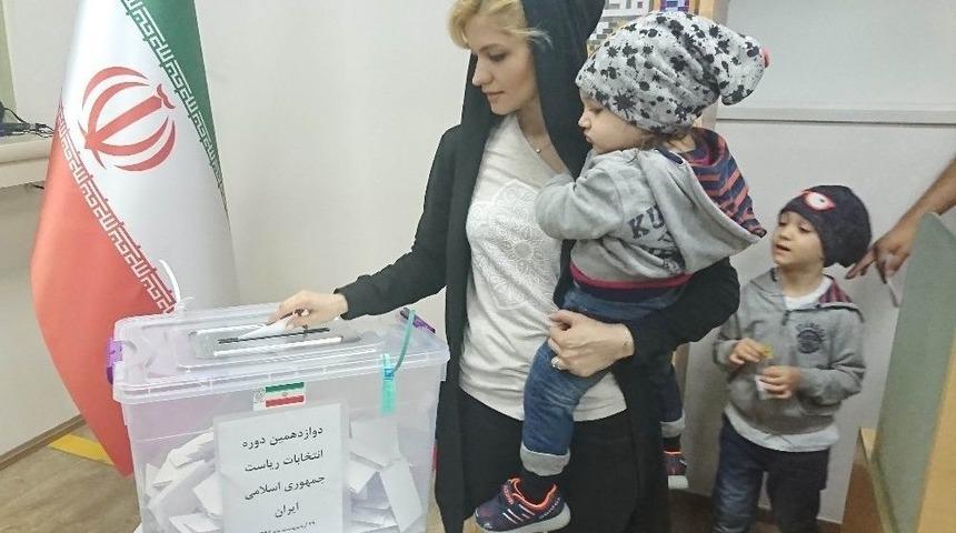 T&uuml;rkiye&rsquo;de Yaşayan İranlılar Sandık Başına Gitti