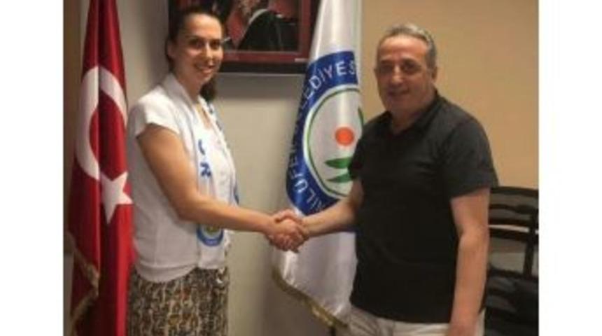 Nil&uuml;fer Belediyespor'a Elif'ten Imza