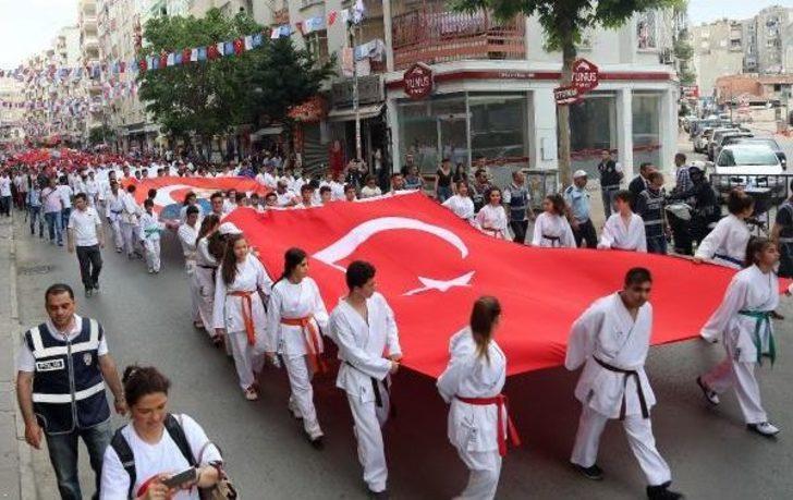 Mersin'de Coşkulu 19 Mayıs Kutlamaları