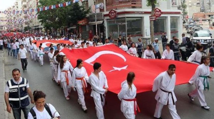Mersin'de Coşkulu 19 Mayıs Kutlamaları
