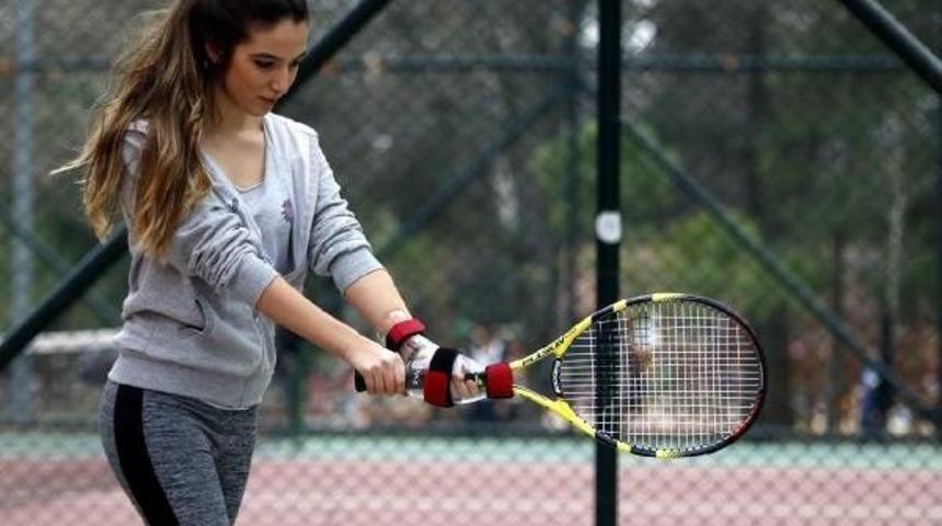 İzmirli Tenis Antren&ouml;r&uuml;nden Tenise Başlayanlara 'elcik' Materyali