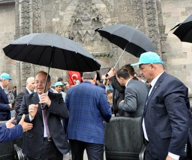 Erzurum'daki 19 Mayıs Kutlamalarına Yağmur Molası