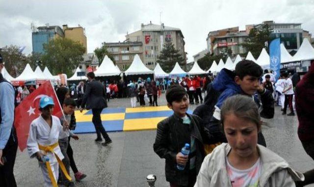 Erzurum'daki 19 Mayıs Kutlamalarına Yağmur Molası