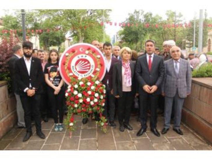 Chp’den Atatürk Anıtı’na Çelenk Sunumu