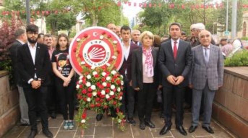 Chp&rsquo;den Atat&uuml;rk Anıtı&rsquo;na &Ccedil;elenk Sunumu