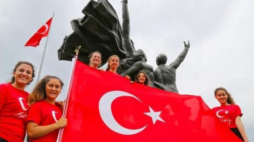 Antalya'da 19 Mayıs Kutlamasında Liseliler 'izmir Marşı'nı S&ouml;yledi