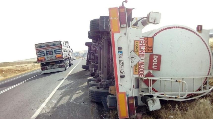 Şanlıurfa&rsquo;da Yakıt Tankeri Yan Yattı