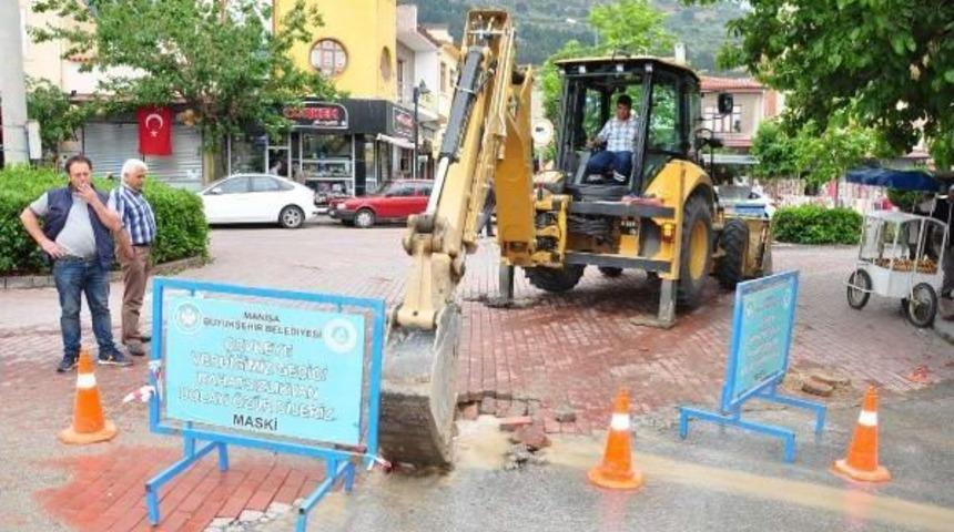 İ&ccedil;me Suyu Boru Hattı Patladı, Tonlarca Su Boşa Aktı