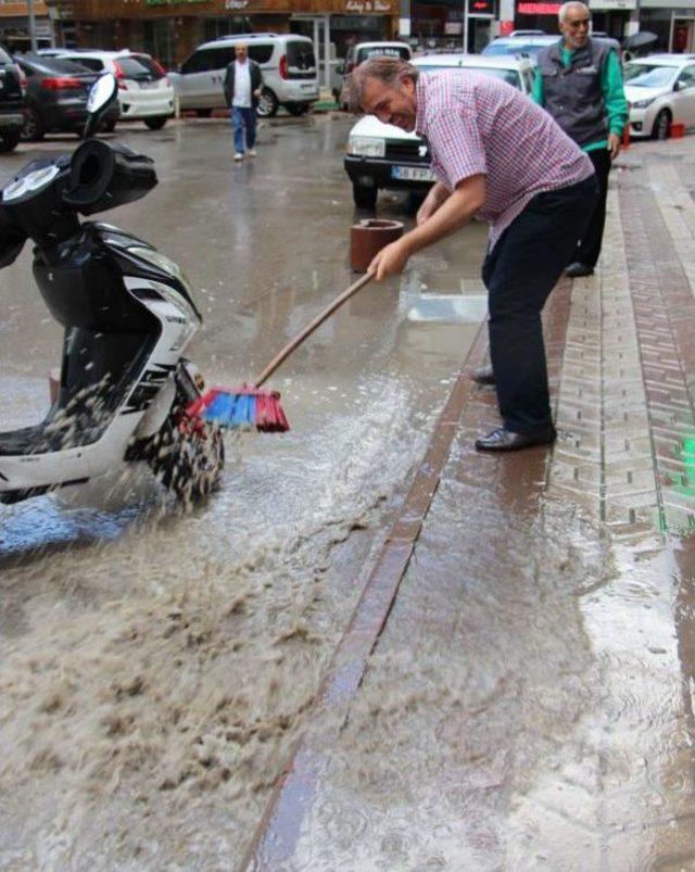 Sivas'ta Ani Yağmur Hayatı Olumsuz Etkiledi