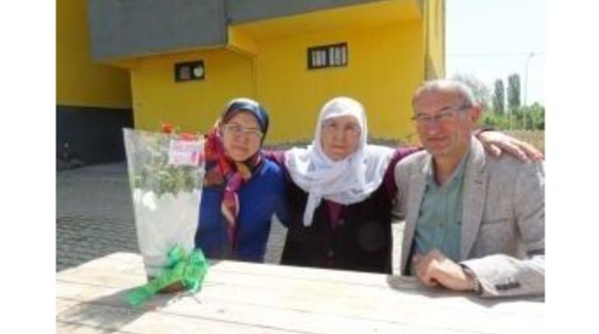 Başkan Ert&uuml;rk&rsquo;ten Annelere &Ccedil;i&ccedil;ek