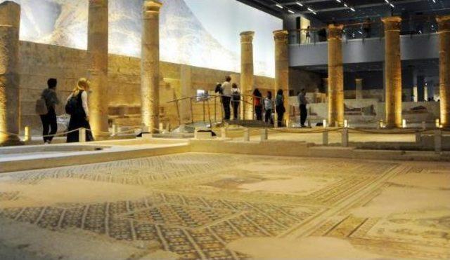 Zeugma Mozaik Müzesi'ne Ziyaretçi Akını